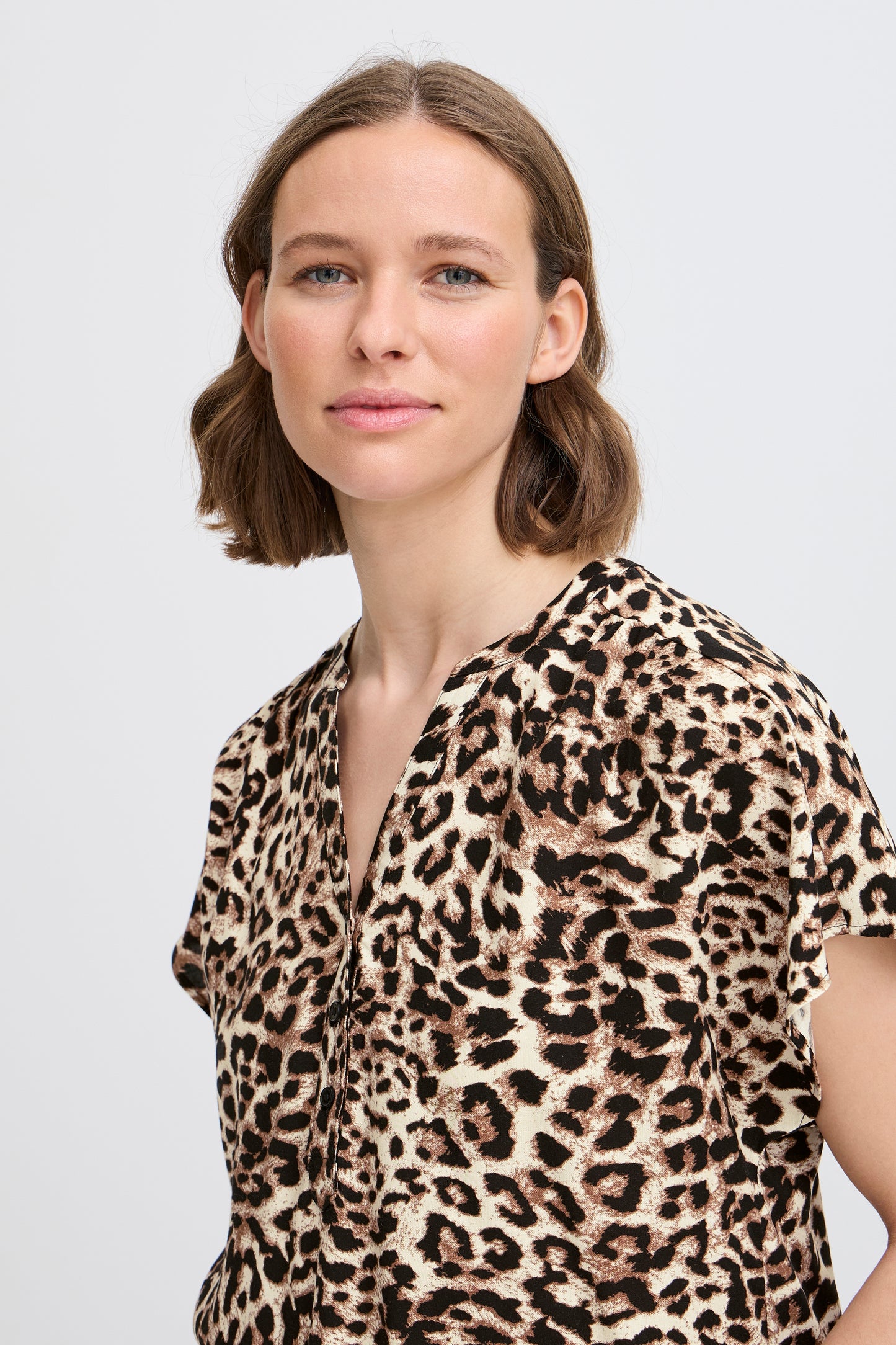 BY - Mmjoella Leopard Print V-Neck Top 2 - Birch Leopard